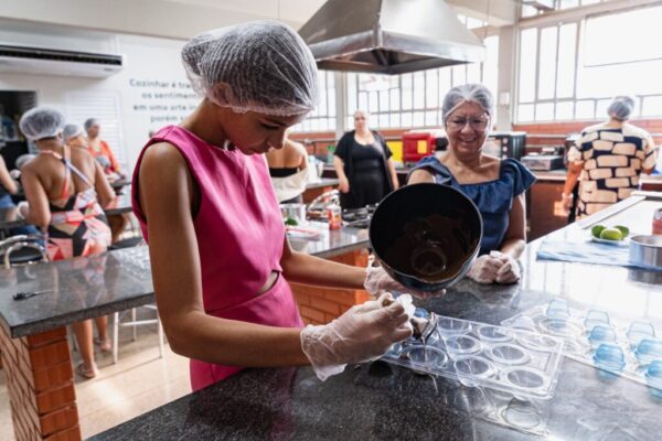 Ação oferece cursos gratuitos, oficinas práticas, serviços à população e incentivo ao empreendedorismo em diferentes regiões do estado (Foto: Secretaria da Retomada)