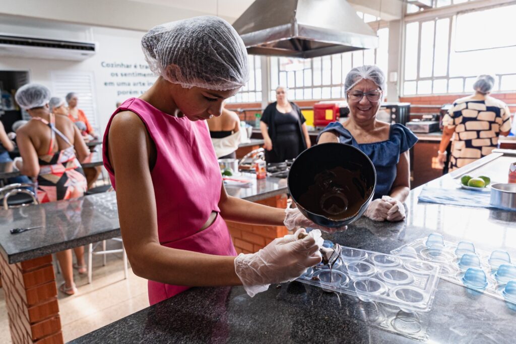 Ação oferece cursos gratuitos, oficinas práticas, serviços à população e incentivo ao empreendedorismo em diferentes regiões do estado (Foto: Secretaria da Retomada)