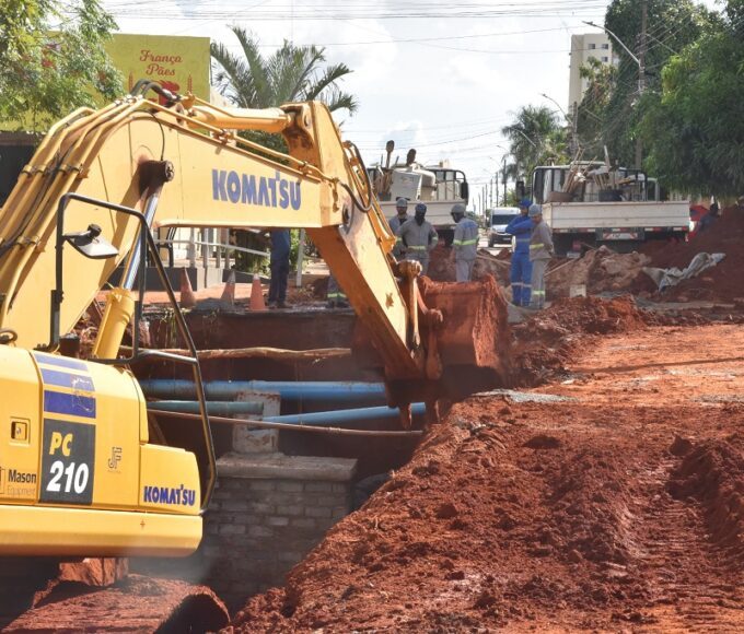 Na vistoria desta sexta (12), o prefeito Leandro Vilela e o secretário Alfredo Soubihe conferiram em detalhes a evolução das obras – Foto: Divulgação/Secom Aparecida