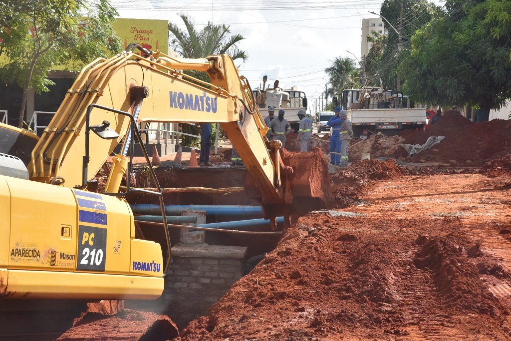 Na vistoria desta sexta (12), o prefeito Leandro Vilela e o secretário Alfredo Soubihe conferiram em detalhes a evolução das obras – Foto: Divulgação/Secom Aparecida