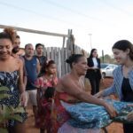 Cobertores ajudam a suportar as baixas temperaturas nestes dias de inverno, principalmente à noite – Foto: Rodrigo Estrela