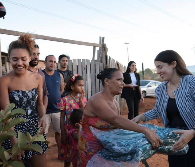 Cobertores ajudam a suportar as baixas temperaturas nestes dias de inverno, principalmente à noite – Foto: Rodrigo Estrela