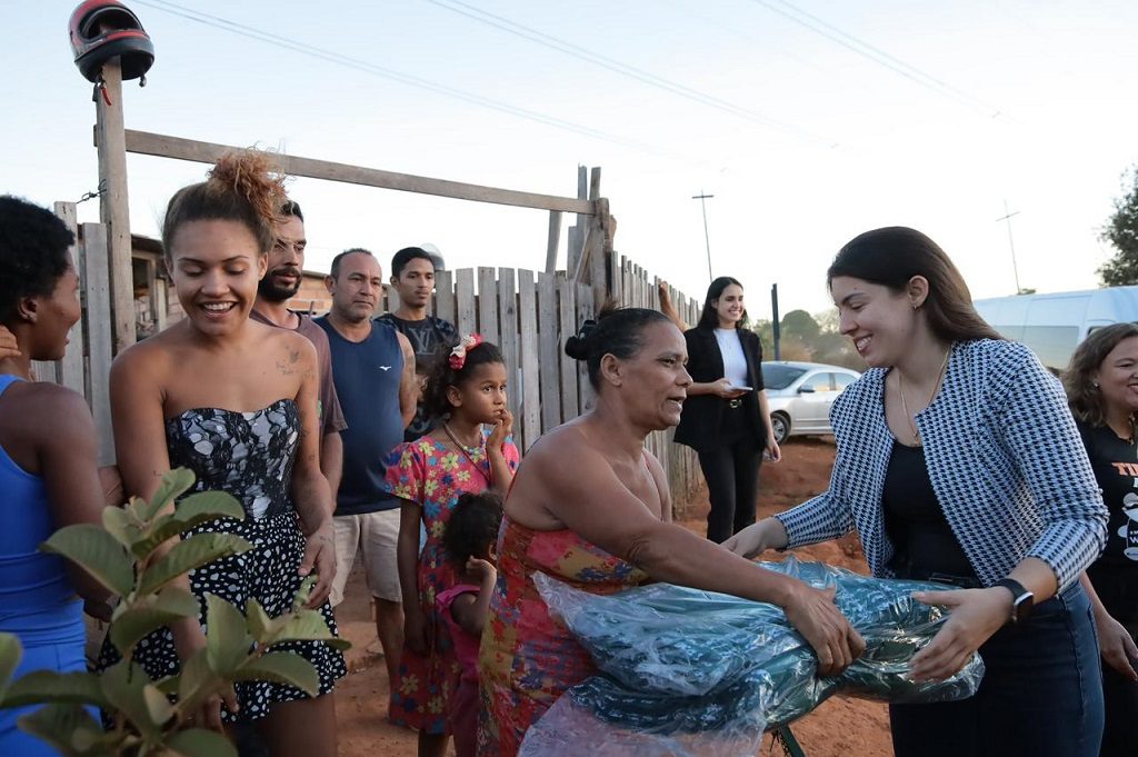 Cobertores ajudam a suportar as baixas temperaturas nestes dias de inverno, principalmente à noite – Foto: Rodrigo Estrela