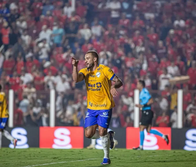 André Luís fez o gol da vitória do Vila Nova (Foto - Roberto Corrêa)