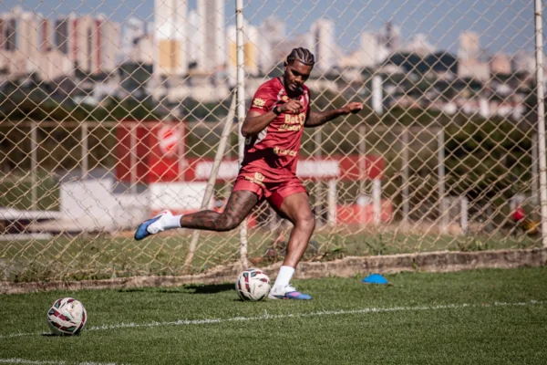 Zagueiro Douglas Mendes - Vila Nova (Foto - Roberto Corrêa)