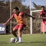 Igor Cariús pode fazer sua estreia com a camisa do Vila Nova (Foto - Roberto Corrêa)