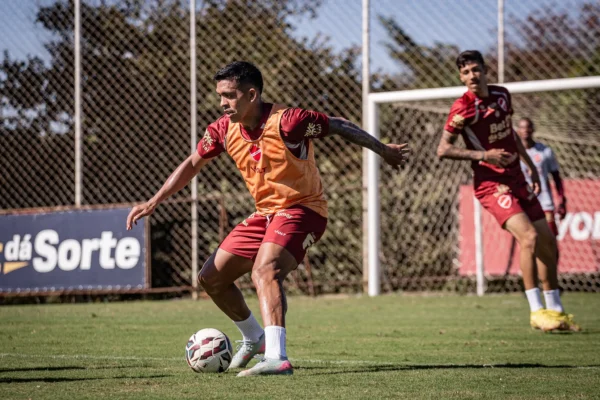 Igor Cariús pode fazer sua estreia com a camisa do Vila Nova (Foto - Roberto Corrêa)