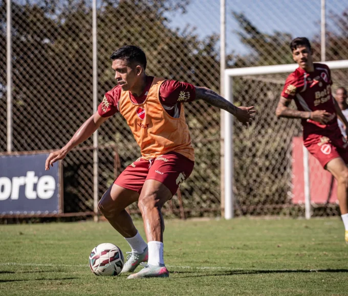 Igor Cariús pode fazer sua estreia com a camisa do Vila Nova (Foto - Roberto Corrêa)
