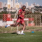 Zagueiro Douglas Mendes - Vila Nova (Foto - Roberto Corrêa)