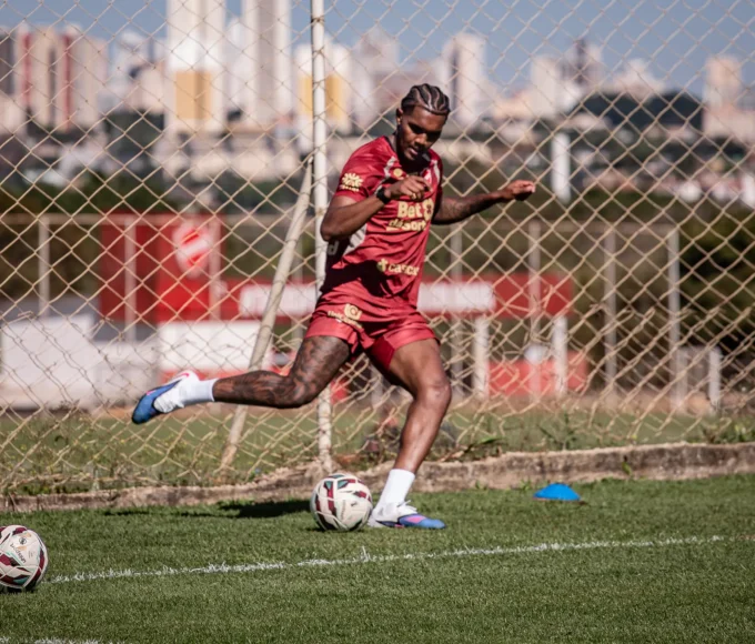 Zagueiro Douglas Mendes - Vila Nova (Foto - Roberto Corrêa)