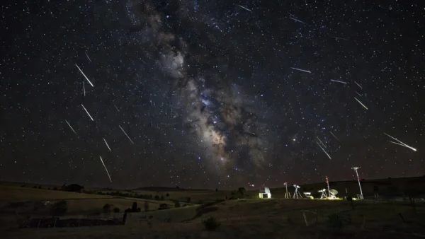 Estações de monitoramento registram imagens de meteoros durante pico de chuva nos dias 30 e 31 — Foto: Estação de monitoramento de meteoros Exoss de Florianópolis (SC) / Helbio Cabral