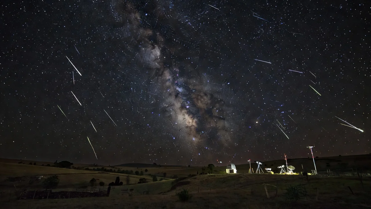 Estações de monitoramento registram imagens de meteoros durante pico de chuva nos dias 30 e 31 — Foto: Estação de monitoramento de meteoros Exoss de Florianópolis (SC) / Helbio Cabral