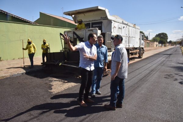 Máquinas e operários trabalham a todo vapor na revitalização do asfalto em 167 bairros da cidade – Foto: Jhonney Macena
