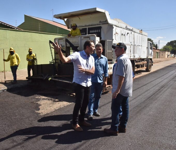 Máquinas e operários trabalham a todo vapor na revitalização do asfalto em 167 bairros da cidade – Foto: Jhonney Macena