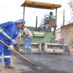 Prefeito Leandro Vilela ao lado do vereador Arnaldo Leite durante a vistoria da ponte entre Colinas de Homero e Veiga Jardim – Foto: Jhonney Macena