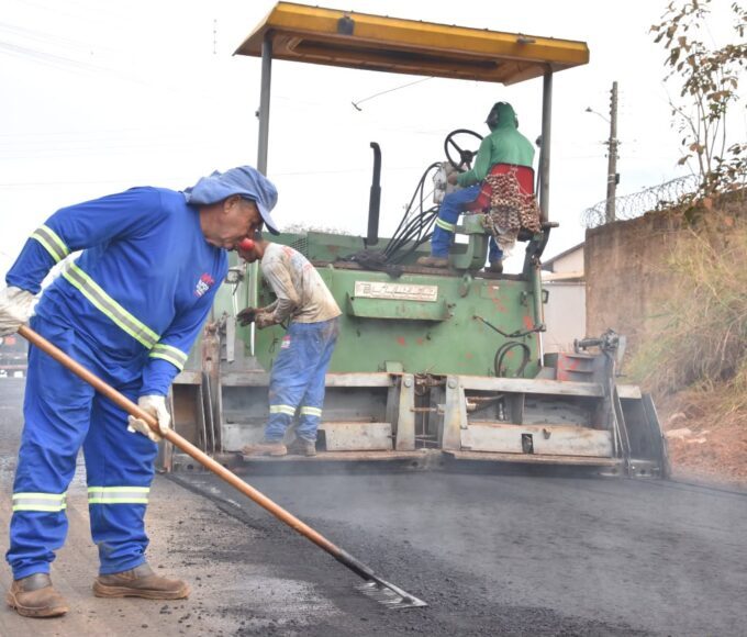 Prefeito Leandro Vilela ao lado do vereador Arnaldo Leite durante a vistoria da ponte entre Colinas de Homero e Veiga Jardim – Foto: Jhonney Macena