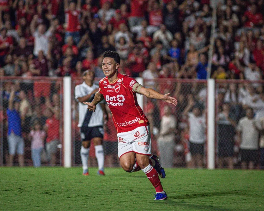 Marquinhos Gabriel fez um dos gols na vitória do Vila Nova (Foto - Roberto Corrêa)