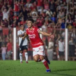 Marquinhos Gabriel fez um dos gols na vitória do Vila Nova (Foto - Roberto Corrêa)