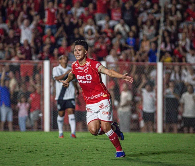 Marquinhos Gabriel fez um dos gols na vitória do Vila Nova (Foto - Roberto Corrêa)