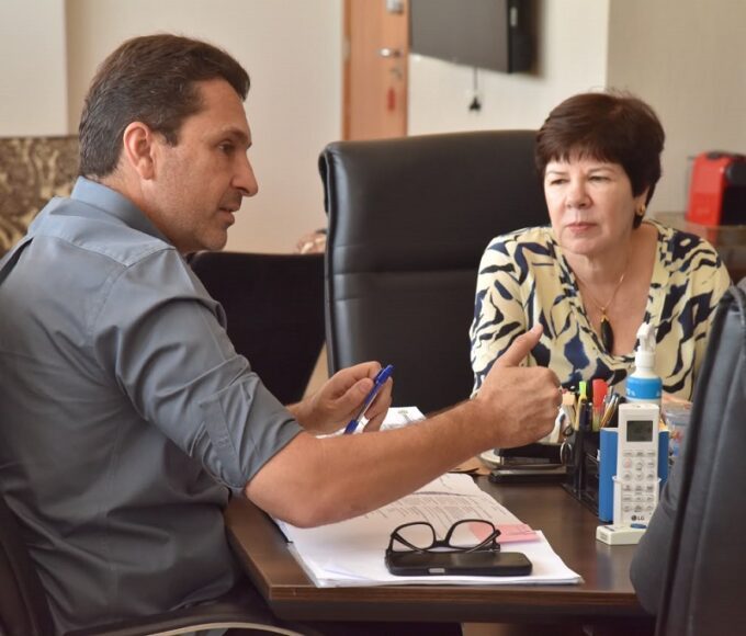 Reunião no Gabinete do Prefeito teve participação da secretária municipal da Mulher, Carol Araújo, e do procurador-geral do Município, Fábio Camargo – Foto: Jhonney Macena