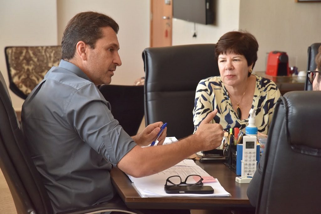 Reunião no Gabinete do Prefeito teve participação da secretária municipal da Mulher, Carol Araújo, e do procurador-geral do Município, Fábio Camargo – Foto: Jhonney Macena