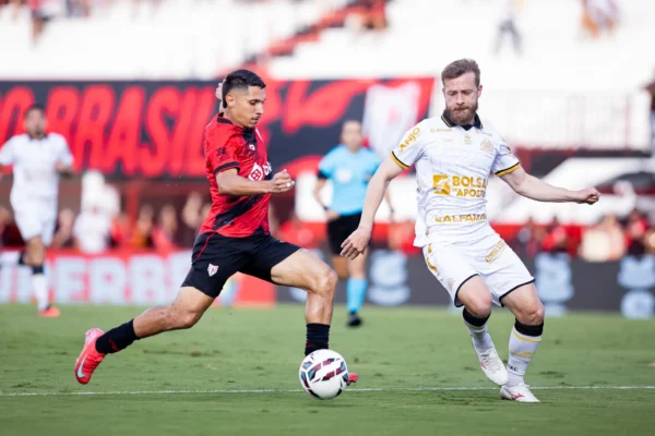 Geovany Soares diante do Criciúma no Accioly (Foto - Raphael Teixeira)