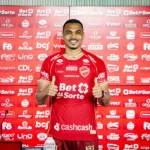 Apresentação do zagueiro Jonathan Costa no Vila Nova (Foto - Roberto Corrêa)