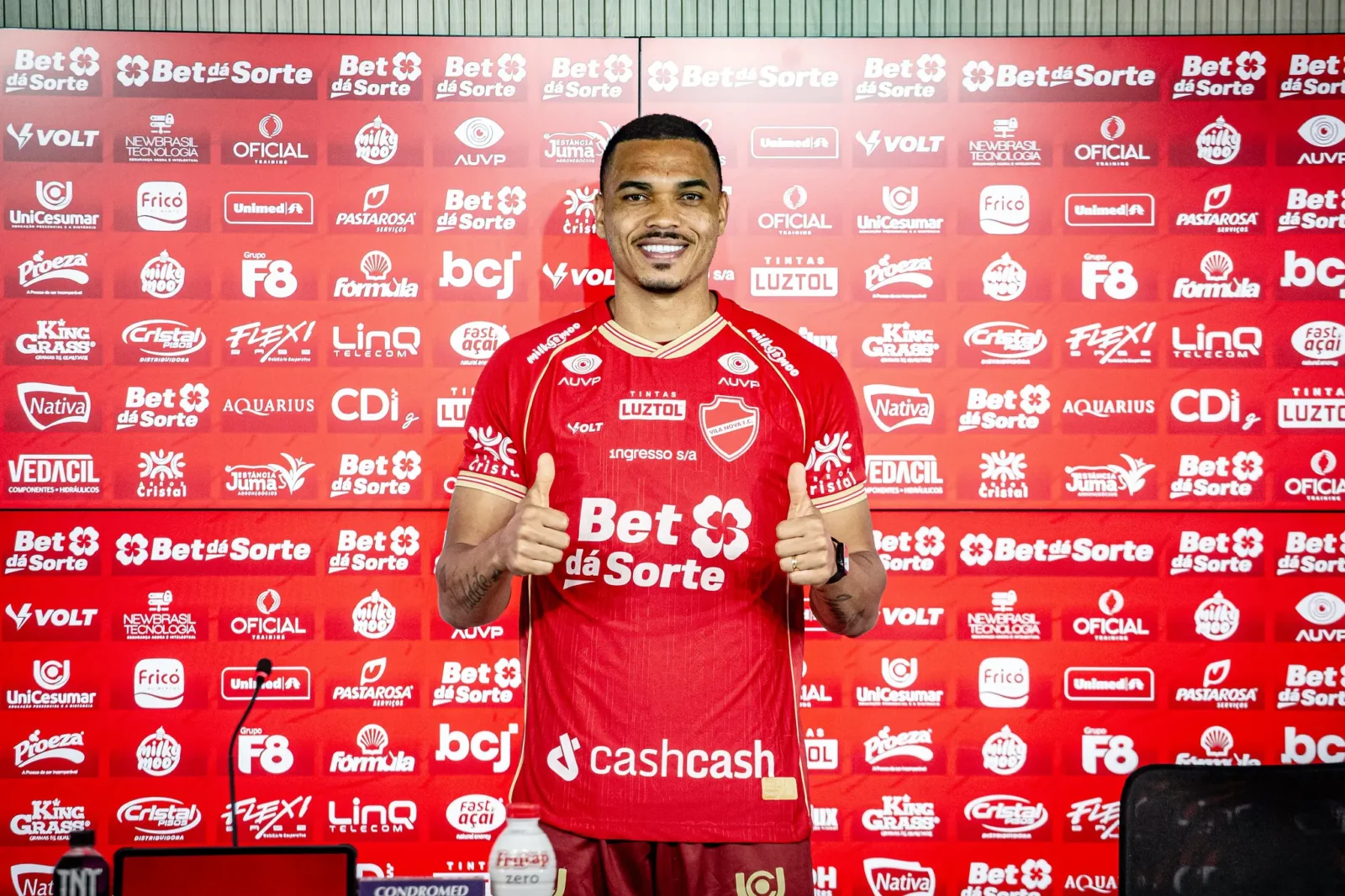 Apresentação do zagueiro Jonathan Costa no Vila Nova (Foto - Roberto Corrêa)