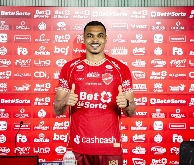 Apresentação do zagueiro Jonathan Costa no Vila Nova (Foto - Roberto Corrêa)